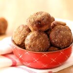 Boules de beignets cuites au beurre de pomme