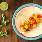 Tacos de crevettes asiatiques avec salsa de mangue