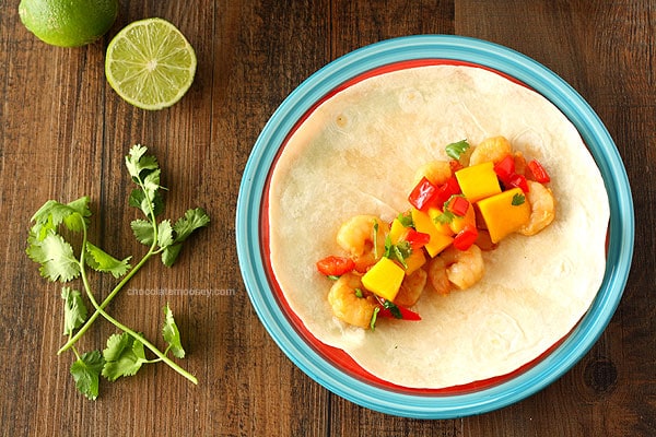 Tacos de crevettes asiatiques avec salsa de mangue