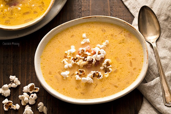 Soupe au fromage de bacon et bière avec pop-corn