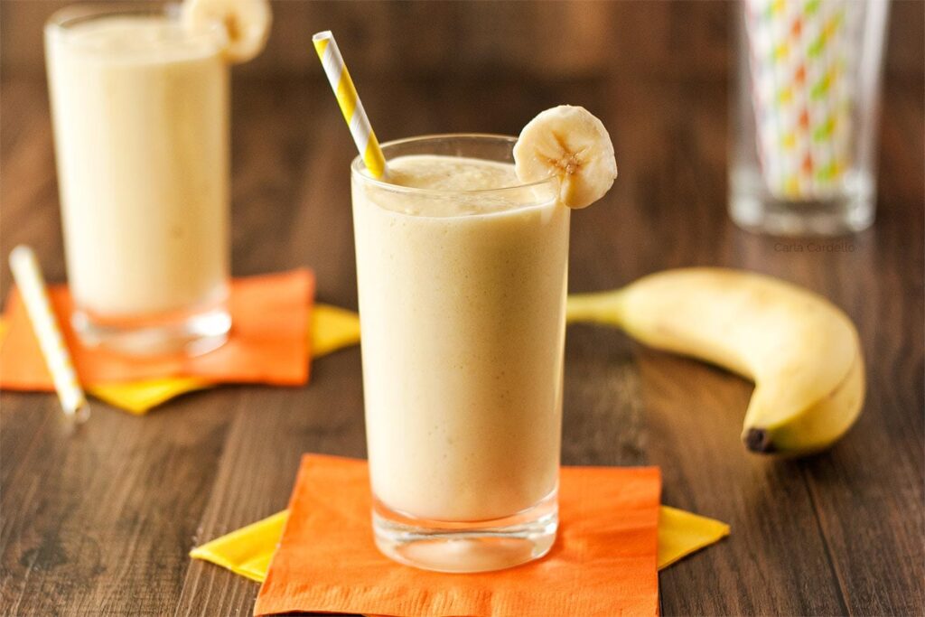 Smoothie à la banane et à la mangue (sain, sans glace ni sucre ajouté)