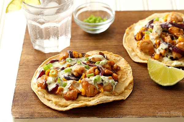 Tostadas au poulet barbecue et au maïs