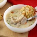 Soupe au poulet façon tourte pour deux avec biscuits au cheddar