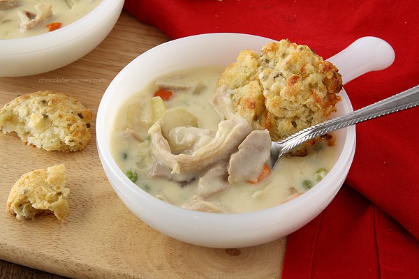 Soupe au poulet façon tourte pour deux avec biscuits au cheddar