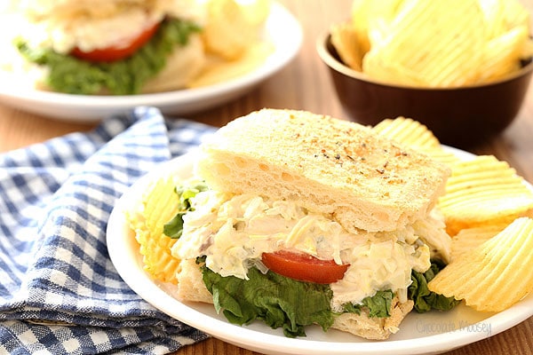 Sandwichs de bâtonnets de pain au poulet et à la salade