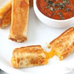 Roules de Fromage Grillé avec Sauce Tomate à Tremper