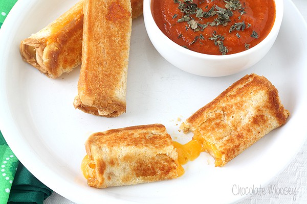 Roules de Fromage Grillé avec Sauce Tomate à Tremper