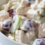 Salade de poulet d’été aux raisins et aux amandes