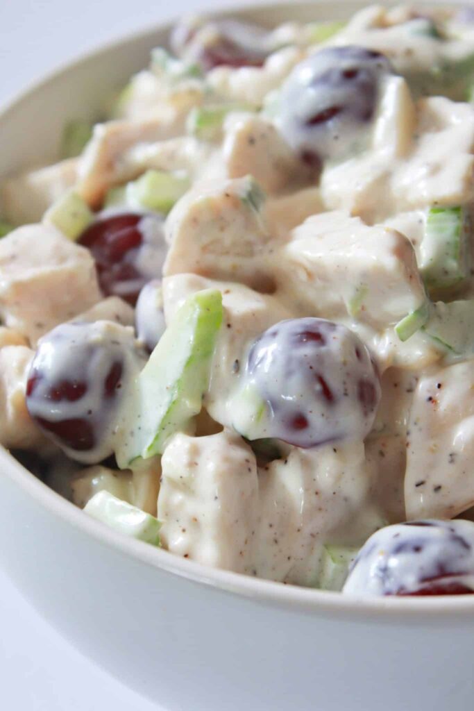 Salade de poulet d’été aux raisins et aux amandes