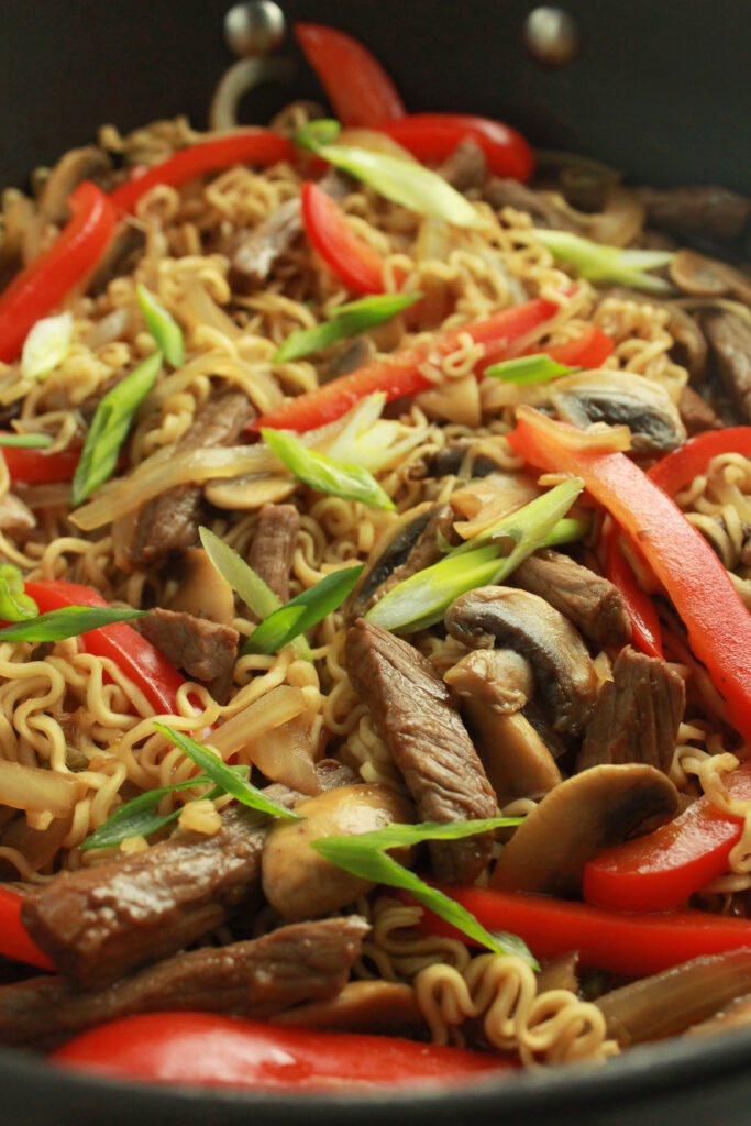 Poêlée de nouilles ramen au bœuf – Pratiquement fait maison