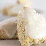 Scones Faciles au Bisquick avec Glace à la Vanille