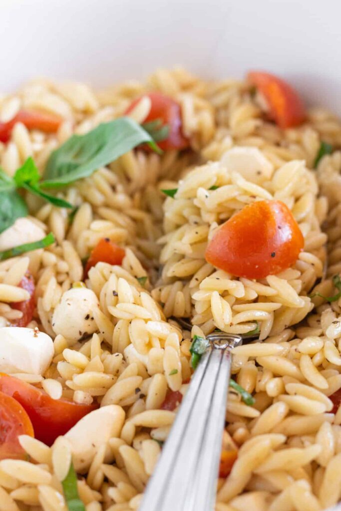 Salade d’Orzo Caprese Facile – Pratiquement Fait Maison