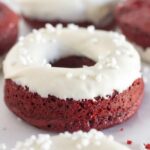 Donuts en Velours Rouge avec Glaçage au Fromage à Velouté