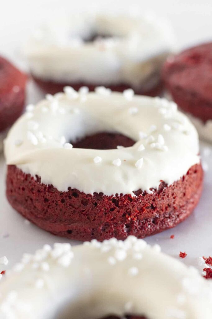 Donuts en Velours Rouge avec Glaçage au Fromage à Velouté