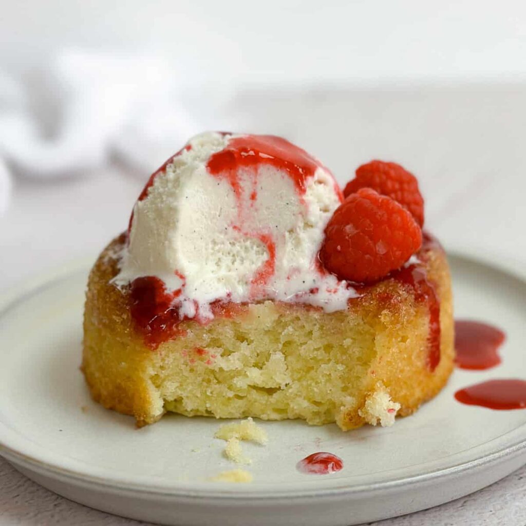 Gâteaux au Beurre avec Sauce Framboise