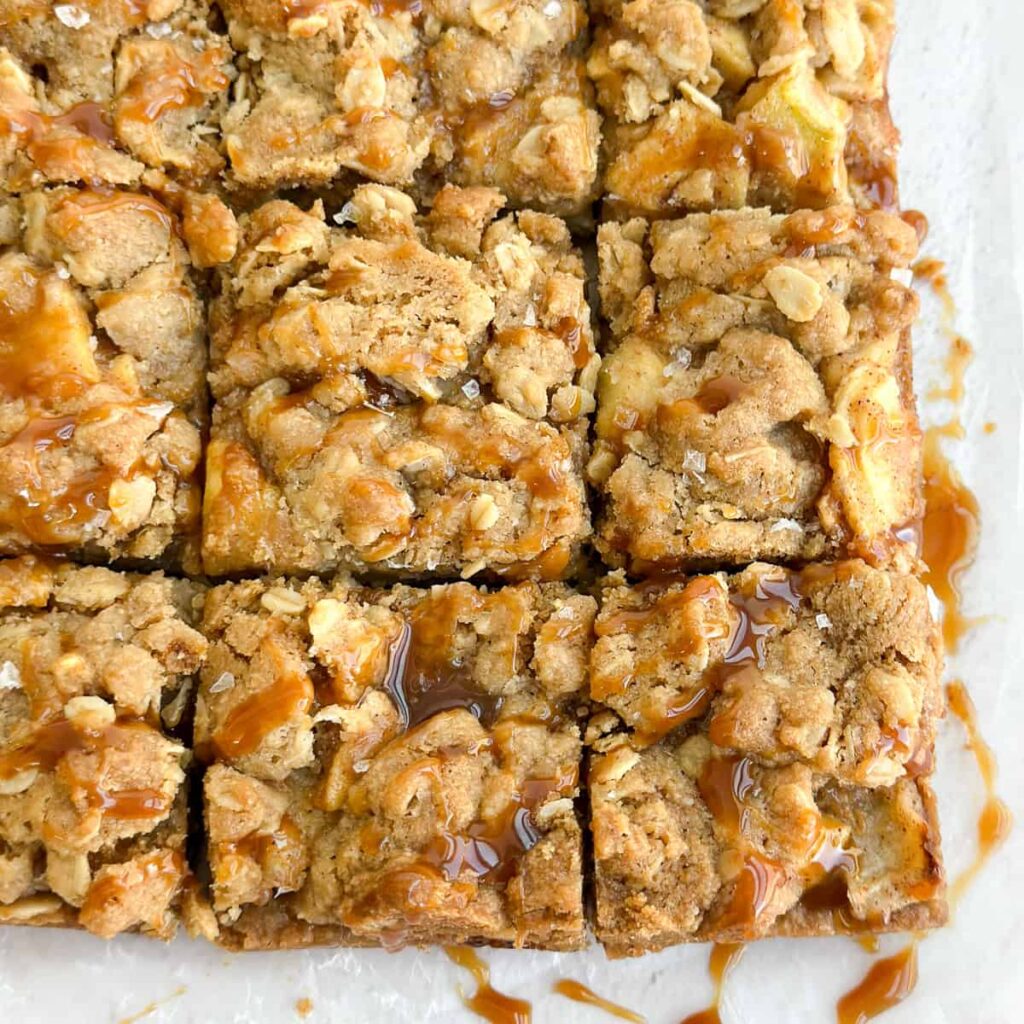 Barres de tarte aux pommes au caramel salé