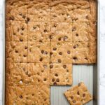 Barres de biscuits aux pépites de chocolat sur plaque de cuisson