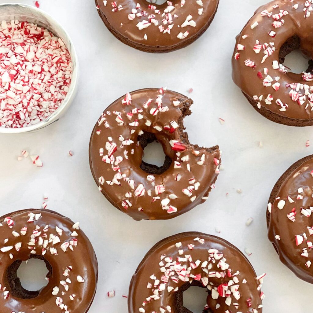 Donuts au chocolat et à la menthe poivrée cuits au four – Les Douceurs Salées