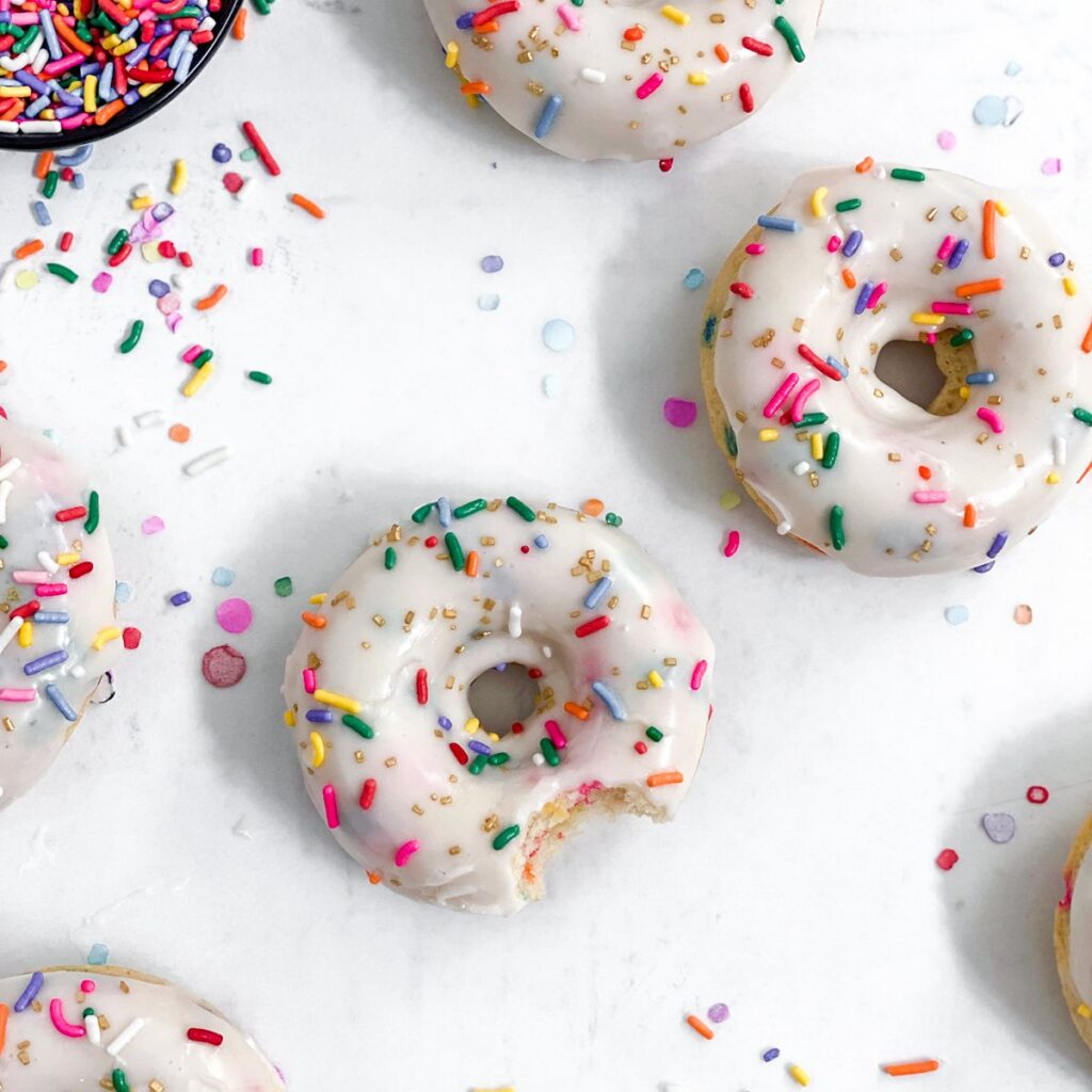 Beignets Funfetti Faciles au Four – Les Douceurs Salées