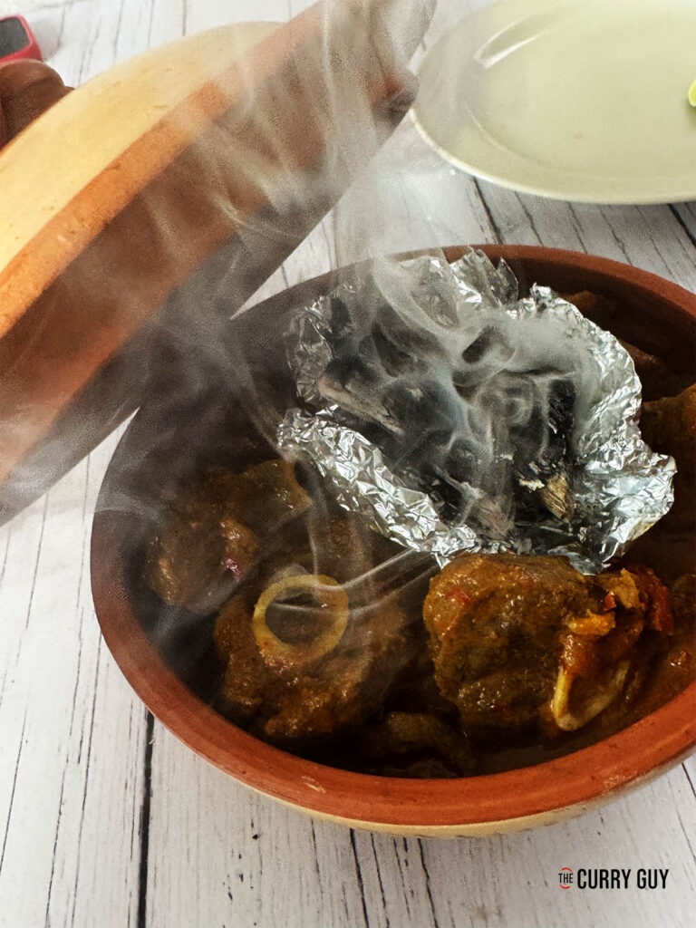Laal Maas – Curry d’Agneau Épicé de Rajasthan
