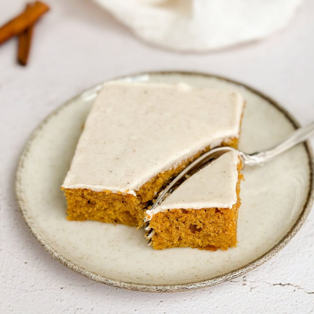 Barres de citrouille avec glaçage au fromage à la crème à la cannelle