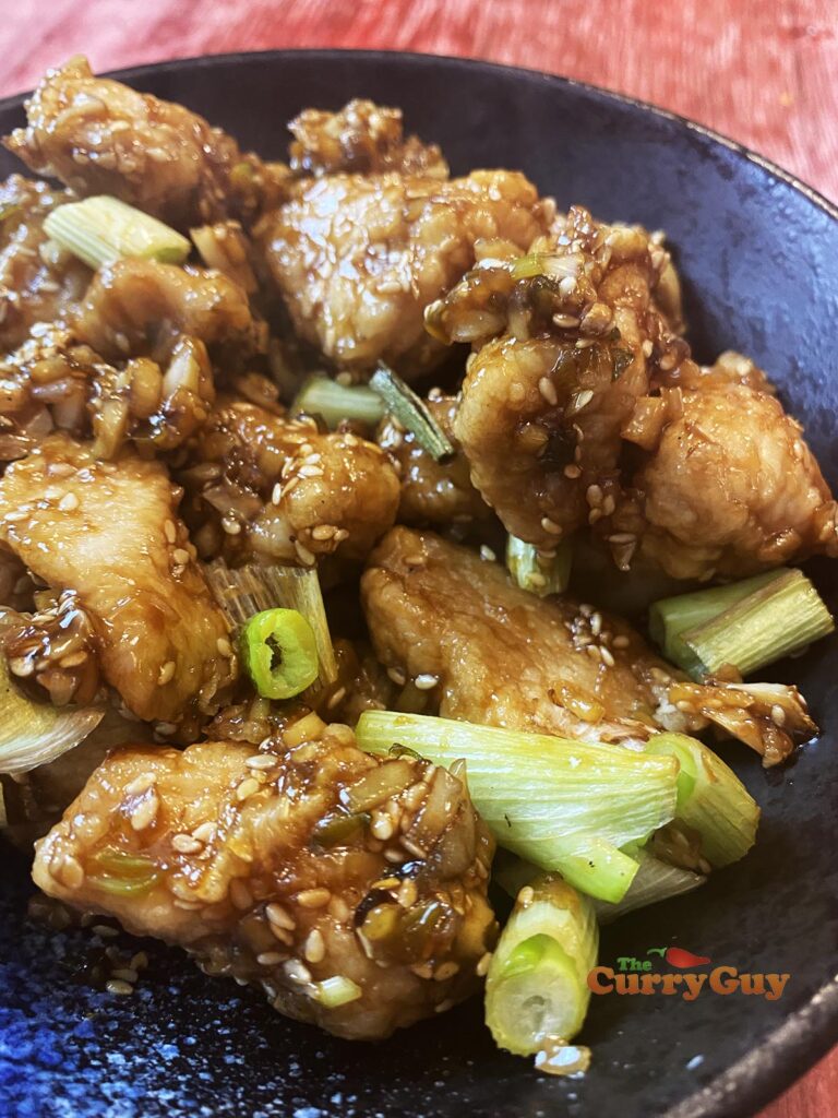 Poulet au sésame croustillant avec une sauce chinoise collante