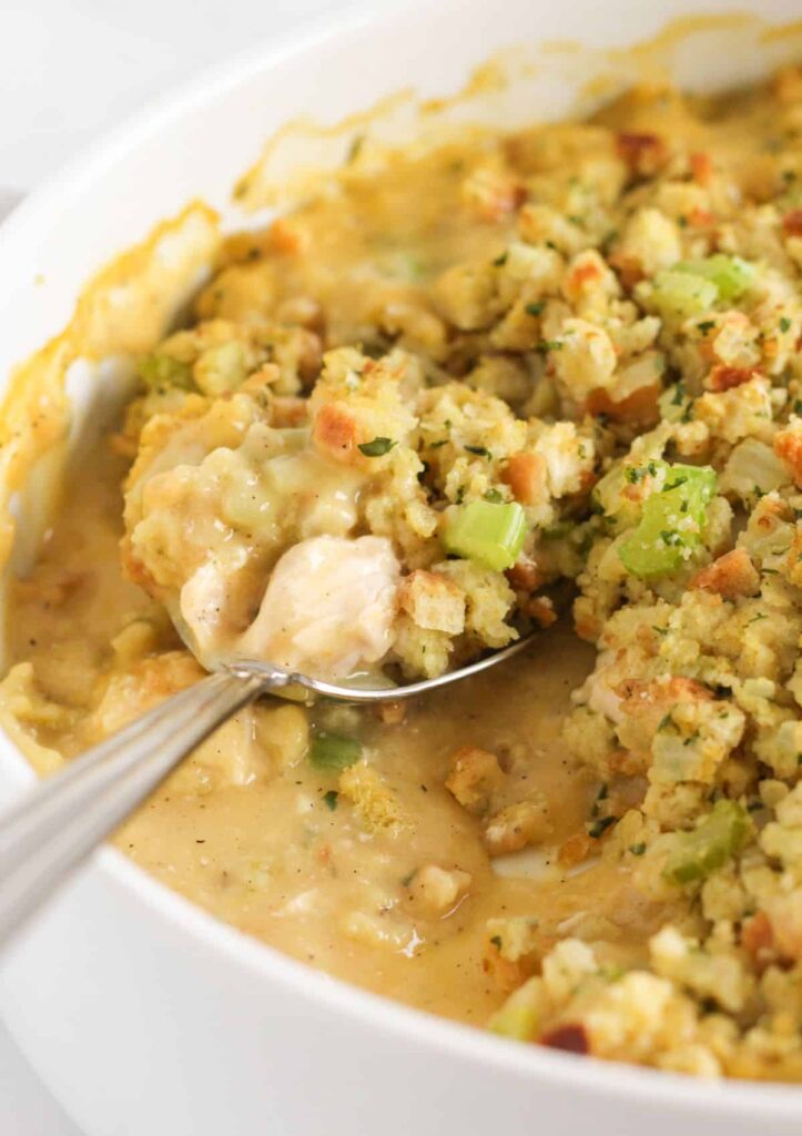 Casserole de poulet et de farce en boîte