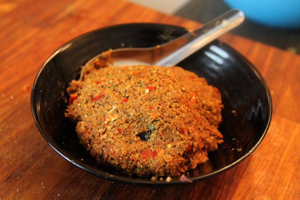 Comment préparer de la pâte de curry massaman thaïe.